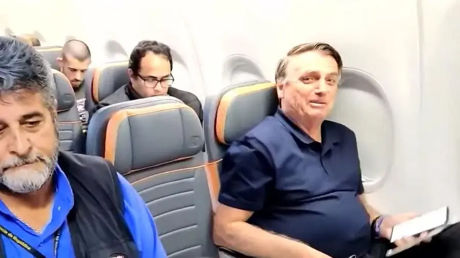 Bolsonaro dentro de avião