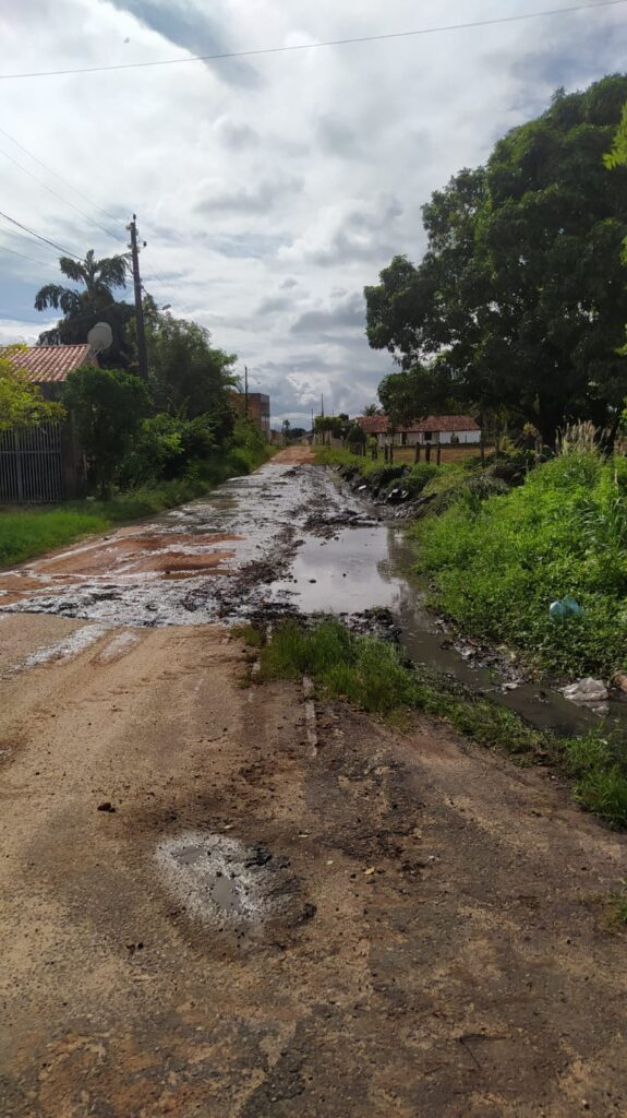 rua cheia de esgoto após maquina passar