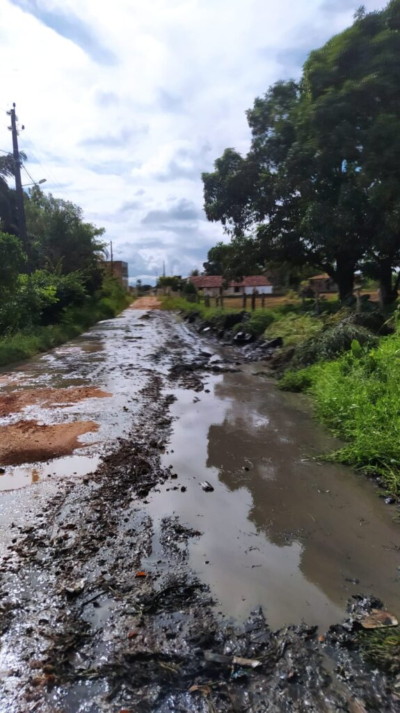 rua cheia de esgoto após maquina passar