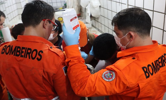 Jovem tem dedos imprensados em máquina de amaciar carne em açougue em Sergipe.