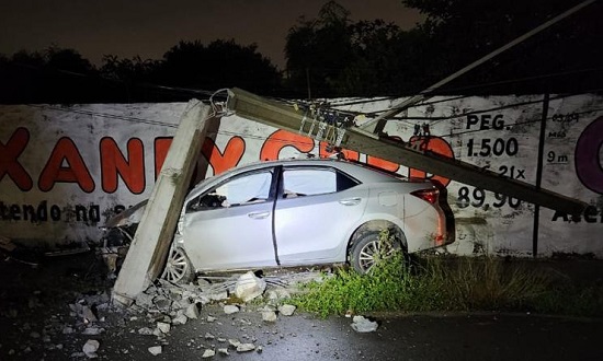 Carro colide em poste