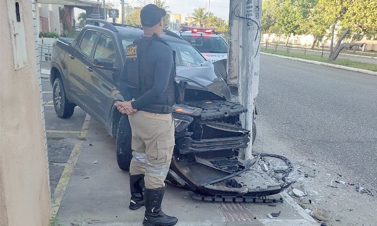 Condutor colide em poste de energia elétrica no bairro Coroa do Meio