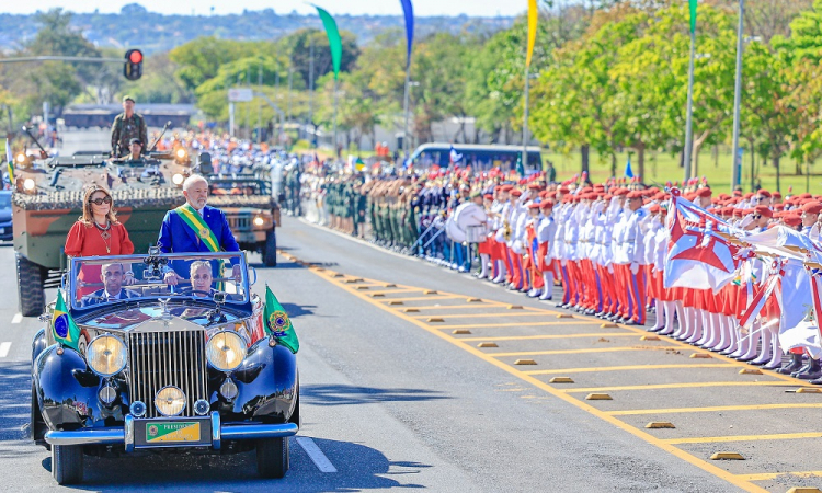 Lula e Janja no Rolls Royce presidencial