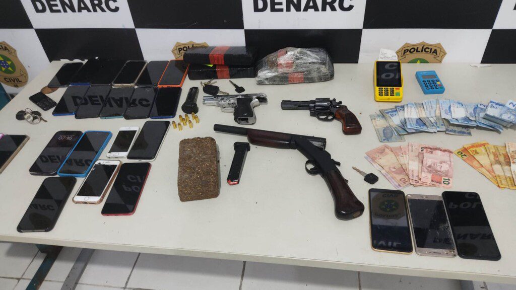 Armas e celulares apreendido durante operação policial