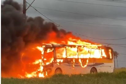 ônibus escolar pega fogo Barra dos Coqueiros